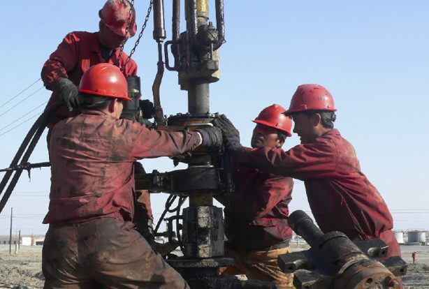 oil-field-workers